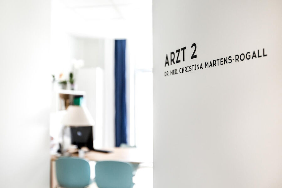 Türe mit Blick ins Ärztezimmer von Dr. med. Christina Martens-Rogall