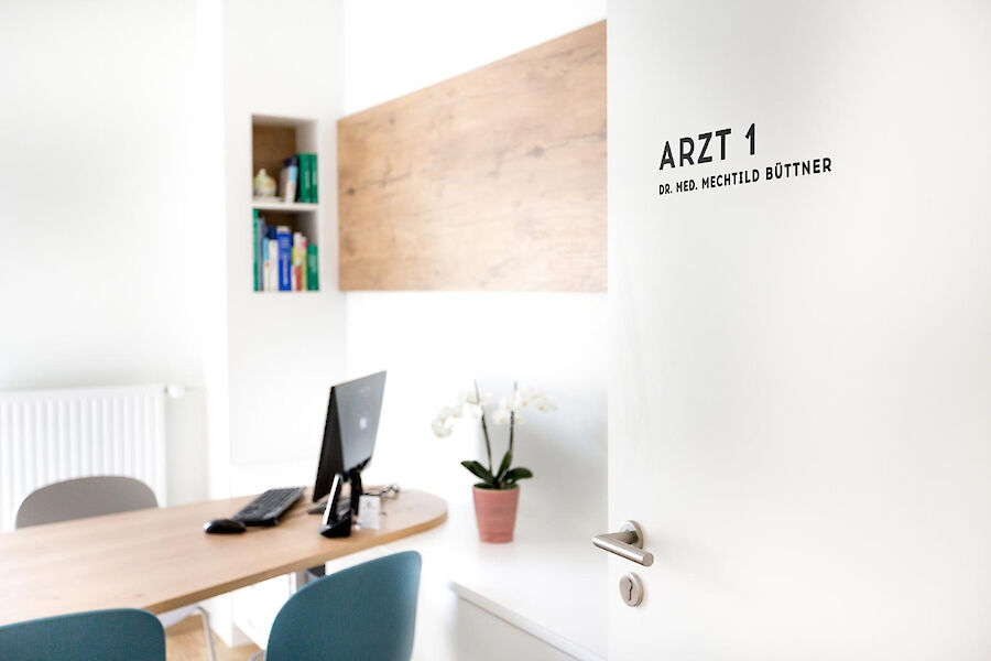Türe mit Blick ins Ärztezimmer von Dr. med. Mechtild Büttner